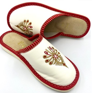 KAPCIE DAMSKIE ZAKRYTE BIAŁE PANTOFLE CIAPY LACZKI PARZENICA r.39