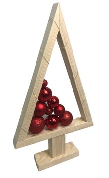 Деревянная рождественская елка с безделушками.