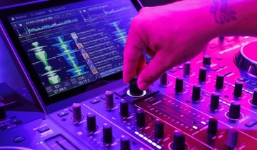Автономный DJ-контроллер Denon DJ Prime 4+ PLUS