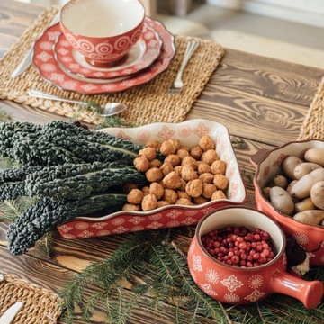 РОЖДЕСТВЕНСКАЯ ТАРЕЛКА, красный керамогранит, диаметр 23 см