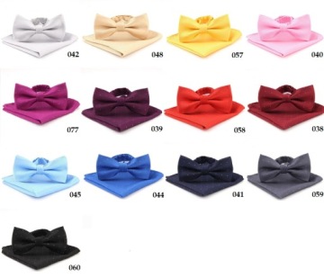 Элегантный галстук-бабочка и синий нагрудный платок в тон костюму.