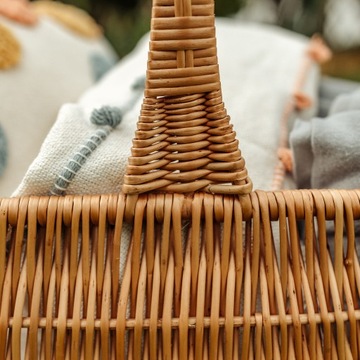 Большая голландская плетеная корзина для пикника с ручкой.