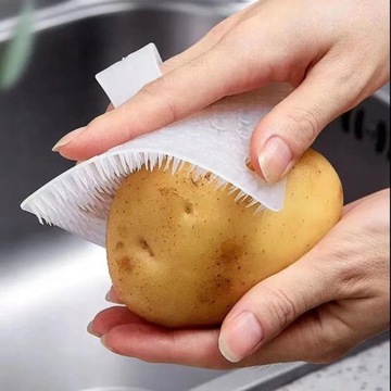 Щетка для мытья посуды на кухне.