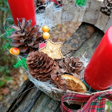 РОЖДЕСТВЕНСКОЕ ПЛАТЬЕ ДЛЯ РОЖДЕСТВЕНСКОГО СТОЛА, РОЖДЕСТВЕНСКИЙ ВЕНОК, ЧЕТЫРЕ СВЕЧИ