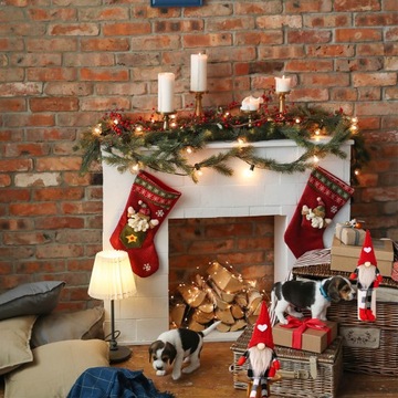 ДЕД МОРОЗ, РОЖДЕСТВЕНСКИЙ ГНОМ, РОЖДЕСТВЕНСКИЙ ПОДАРОК, СИДИТ