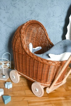 Низкая плетеная кукольная коляска-толкач НАТУРАЛЬНАЯ.