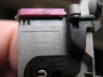 8L0972977H ZÁSTRČKA KONEKTOR SPONA AUDI A3 8L A4 A6 SEAT SKODA