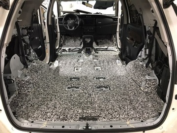 StP Black Ton 08 шумопоглощающая шумоизоляция пола автомобиля 50х37,5см