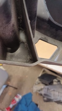 DRŽÁK NÁRAZNÍKU PŘEDNÍHO SKODA SUPERB 1 3U0 807 121 3U0807121