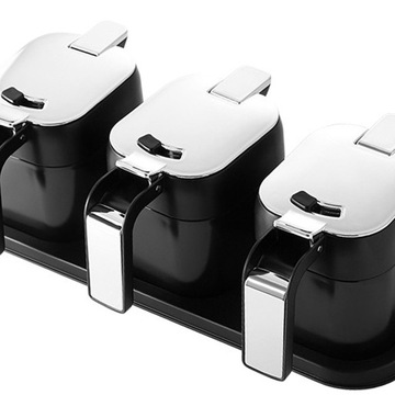 Контейнеры для специй с крышками.