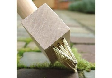 Щетка для чистки брусчатки со скребком