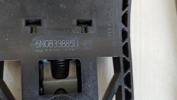 OCTAVIA III 5E TIGUAN 5N STOJAN KLIKY DVEŘE LEVÝ SKŘÍŇKA 5N0839885H
