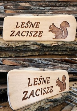 номер дома, табличка с названием улицы, надписи на дереве.