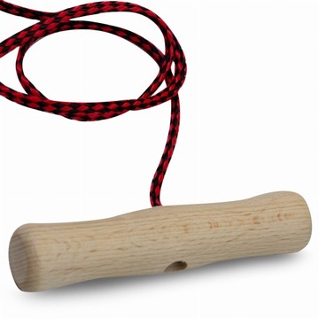 Большие деревянные сани SOLID LUSSO с веревочной спинкой и полозьями на стальной раме.