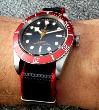 Nato Alpha Shark Black&Red 22mm kl. matowe