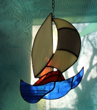 Витражный парусник на волне Для нее и для него