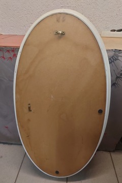 Настенное овальное зеркало винтажного дизайна.