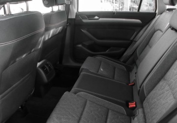 Volkswagen Passat B8 Variant Facelifting 2.0 TDI SCR 200KM 2023 Volkswagen Passat Variant 2.0TDI 200KM DSG, Business, Czujniki parkowania,, zdjęcie 10