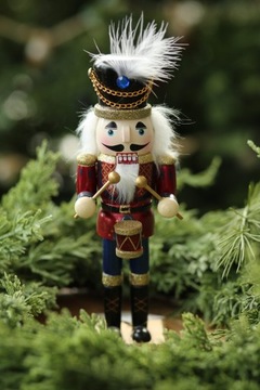 Щелкунчик стоит деревянная фигура
