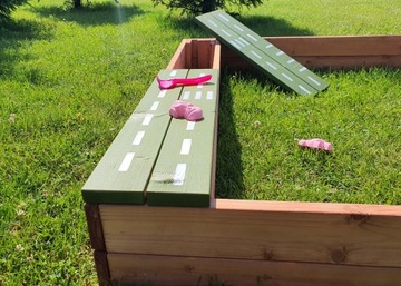 Деревянная песочница с местом для хранения