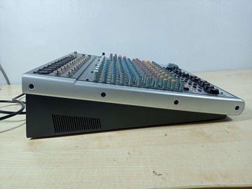 Behringer Xenyx X2442USB 24-канальный микшер поврежден