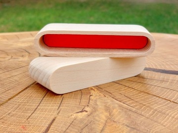 Деревянная подставка для визиток, визитница, гравировка логотипа.