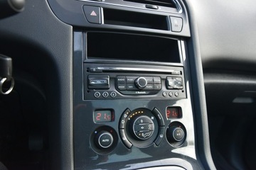 Peugeot 5008 I Minivan Facelifting 2.0 HDi 150KM 2015 Peugeot 5008 2.0HDi 150KM Manual 2015r. Salon 7os., zdjęcie 7