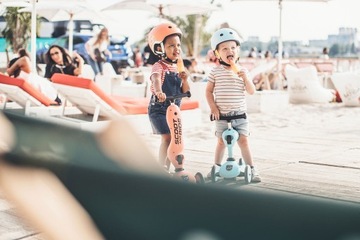 SCOOTANDRIDE 2in1 Ride-on — самокат персикового цвета + шлем