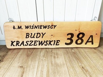 номер дома, табличка с названием улицы, надписи на дереве.