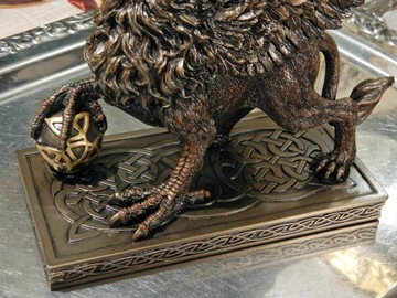 МИФИЧЕСКИЙ ЛЕВ ГРИФОН С ГОЛОВОЙ И КРЫЛЬЯМИ ОРЛА v