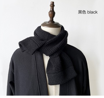 Ciepły szalik z dzianiny w jesienno-zimowym kolorze