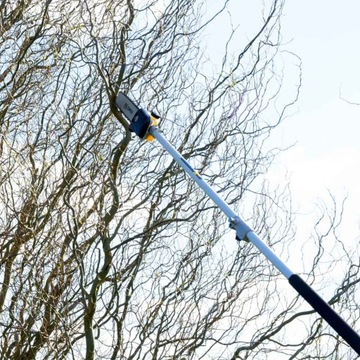 Набор для ухода за садом: пила, ножницы, газонокосилка.