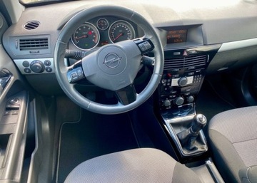 Opel Astra H Kombi 1.4 TWINPORT ecoFLEX 90KM 2010 Opel Astra Edition 111 Jahre 1.4 Benzyna 90KM, zdjęcie 13