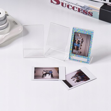3 фоторамки Fujifilm Instax Mini 8 на стойке