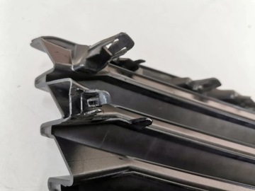 Kratka zderzaka przedniego TOYOTA Auris II lift prawa 820.