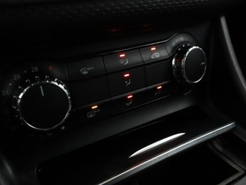 Mercedes Klasa A W176 Hatchback 5d Facelifting 180 122KM 2016 Mercedes A 180 full LED navi grzane fotele, zdjęcie 26