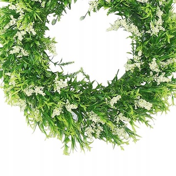 Искусственные цветы лаванды перед входной дверью Весна