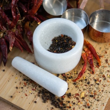 Ступка кухонная мраморная с пестиком для специй, белая, диаметр 10 см.