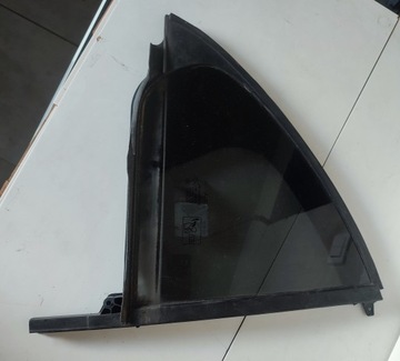 Треугольник бокового стекла правый задний A1767300218 W176 Mercedes A-class