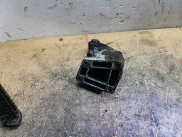 UCHYCENÍ MOTORU MERCEDES W204 W207 3.0 CDI V6 A6422231004