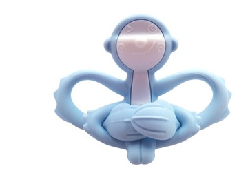 ИГРУШКА-ПРЕСЕСЕЦ MOMBELLA БИРЮЗОВАЯ ОБЕЗЬЯНА, ВОЗРАСТ 3м+