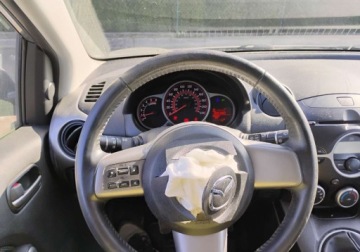 Mazda 2 II 2010 Mazda 2 122010r, 1.6 Benzyna. Lekko uszkodzony przod. Jezdzi. 1.6 90KM, zdjęcie 9