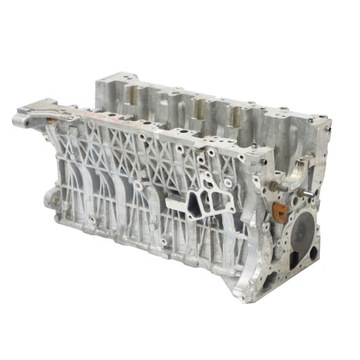 6-цилиндровый блок двигателя BMW на столе