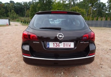 Opel Astra J Sports Tourer Facelifting 1.7 CDTI ECOTEC 110KM 2013 Opel Astra 1.7d-klimatron-duze radio-alu-0placony 1.7 Diesel 110KM, zdjęcie 8