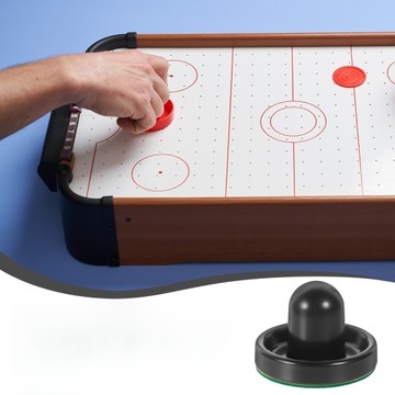 1 сменный комплект хоккейных шайб.