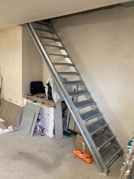 Konstrukcja schodów na 11 stopni z barierką | wysokość od 176 do 252 cm