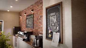 Черная магнитно-меловая доска 90x60 деревянная рамка