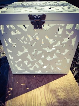 Большая ажурная коробка для конвертов-бабочек, закрытая.