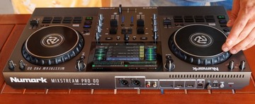 Автономный DJ-контроллер Numark Mixstream Pro Go с батарейным питанием