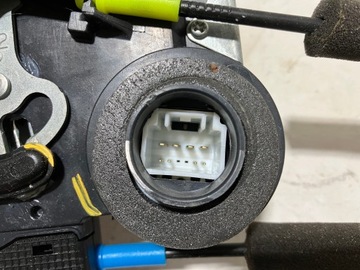 COROLLA E21 ZÁMEK DVEŘE LEVÝ ZADNÍ 8 PIN